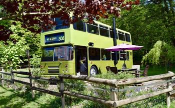 بريطانى يحول حافلة مدرسة قديمة إلى فندق مفتوح (صور)