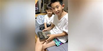 بعيدًا عن الحسابات.. طفل صينى يستخدم الآلة الحاسبة لتأليف الموسيقى (فيديو)
