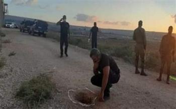 صدمة وخيبة أمل.. ممثل إسرائيلي يبحث عن 6 أسرى فلسطينيين هربوا من سجن شديد الحراسة (فيديو)