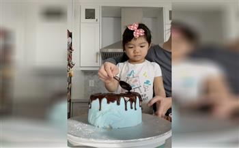 بصنع الكعك والحلوى.. الطفلة «أليس» نجمة جديدة على «تيك توك» (فيديو)