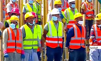 عمال ميناء الإسكندرية للرئيس: «بنحبك ياسيسي» (فيديو)