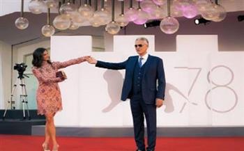 أندريا بوتشيلي وزوجته على السجادة الحمراء في مهرجان فينسيا السينمائي الدولي (صور)