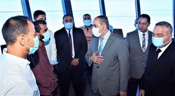 وزير الطيران المدني يتفقد برج المراقبة الجوية بمطار القاهرة