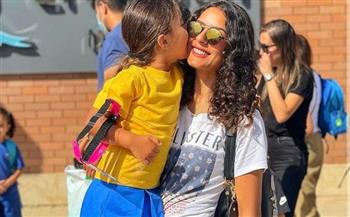 ريهام أيمن تحتفل باليوم الأول لالتحاق ابنتها بالمدرسة (صور)