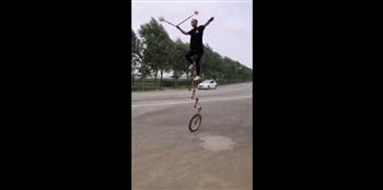 صيني يظهر مهاراته البهلوانية على الدراجة الأحادية (فيديو)