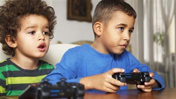 هل الاستخدام المفرط للإنترنت والإلعاب الإلكترونية يؤثر على الأطفال؟.. أطباء يجيبون