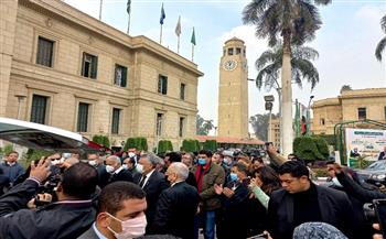 وصول جثمان الدكتور جابر عصفور إلى جامعة القاهرة (صور)