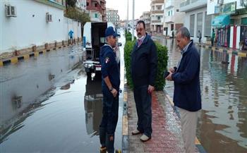 رئيس «سفاجا» يقود حملة لإزالة آثار الأمطار وترميم الطرق