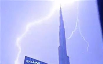 صاعقة رعدية تضرب قمة برج خليفة في دبي