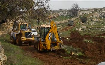 مستوطنون إسرائيليون يجرفون مساحات واسعة من أراضي الفلسطينيين في نابلس