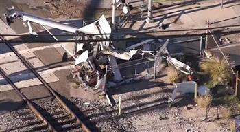 قطار يصدم طائرة في كاليفورنيا وينثر حطامها في الطريق (فيديو)