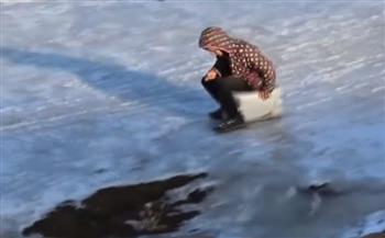 أطفال أتراك يكسرون العادة ويتزلجون بعلب مياه بلاستيكية (فيديو)