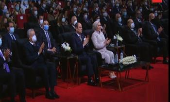الرئيس السيسي يشاهد عرضًا لساحر فرنسي من أصل جزائري على مسرح شباب العالم