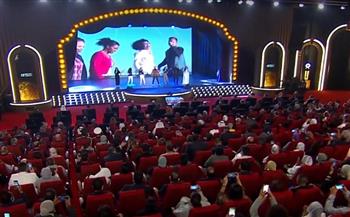 بحضور الرئيس السيسي.. أغنية «بلمتنا» بخمس لغات مختلفة على مسرح شباب العالم (فيديو)