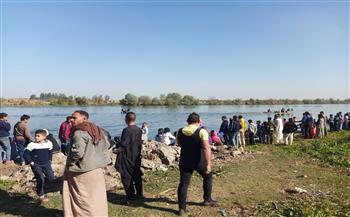 قوات الإنقاذ النهري تواصل البحث عن ثلاث فتيات فى حادث منشأة القناطر (صور)