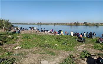 أهالي ضحايا غرق سيارة منشأة القناطر يصطفون على ضفتي النيل في انتظار آخر 3 جثث (صور)