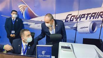 وزير الطيران المدني يتفقد جناح "مصر للطيران" بمنتدى شباب العالم