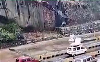 لقطات مروعة لانهيار تلّ على طريق سريع في الهند (فيديو)