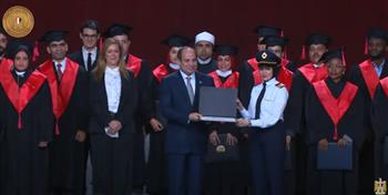 الرئيس السيسي يسلم الشهادات لخريجي الأكاديمية الوطنية لتأهيل الشباب