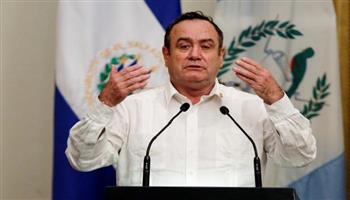 رئيس جواتيمالا يسعى لسجن مهربي البشر 30 عاماً