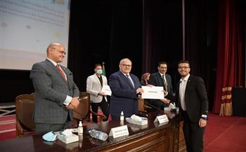تكريم طلاب جامعة القاهرة المشاركين في نموذج مكافحة الفساد