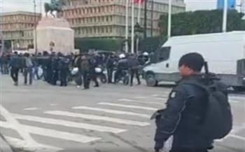 في بث مباشر.. شرطي يتحرش بصحفية تونسية أثناء تغطية احتجاجات (فيديو)