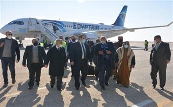وصول أولى رحلات مصر للطيران إلى مطار الخارجة