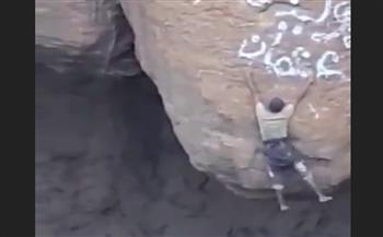 مغامرا بحياته.. شاب يمني يتدلى من فوهة بركان بشكل مخيف (فيديو)