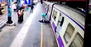 العناية الإلهية تنقذ هندي من الموت تحت القطار (فيديو)