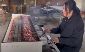 ابتكار غريب.. صيني يشوي اللحم على البيانو (فيديو)