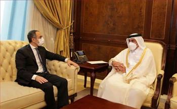 سفير مصر بالدوحة يبحث مع وزير المواصلات القطري تعزيز العلاقات في مجال النقل 
