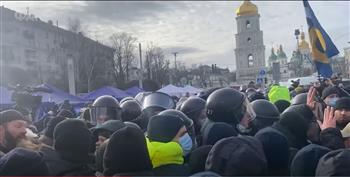 كييف.. تفريق أنصار بوروشينكو بالغاز المسيل للدموع قرب مبنى محكمة تقاضيه