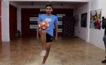 صمد أكثر من 6 دقائق.. هندي يحقق رقما قياسيا فى موازنة كرة القدم (فيديو)