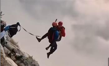 مغامران يقفزان من ارتفاع شاهق بمظلة واحدة (فيديو) 