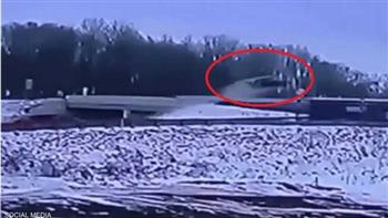 على طريقة مسلسل شهير.. سائق مخمور يطير بسيارته من فوق الجسر (فيديو)