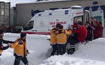 الإسعاف فشلت في نقله بسبب الثلوج.. طائرة تركية تنقذ رضيع سوري من الموت (فيديو)