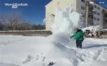لقطات مبهرة.. برج جليدي يتشكل من مياه الأنابيب المتفجرة في تركيا (فيديو)
