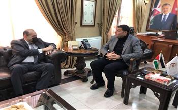 سفير مصر بعمان يلتقي وزير العمل الأردني لمتابعة أوضاع الجالية