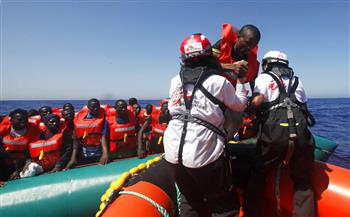 أطباء بلا حدود: إنقاذ 109 مهاجرين على متن قارب في وسط البحر المتوسط نصفهم قاصرون