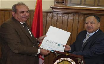 «تجارة القاهرة» تكرم وزير المالية تقديرًا لإسهاماته العلمية