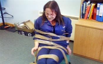 «مربوطة في كرسي».. موظفة تخسر عملها وتعويض بـ 500 ألف إسترليني