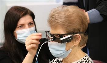 تمكنها من الرؤية الطبيعية .. عين إلكترونية تعيد البصر لسيدة مسنة فى عمر الـ88