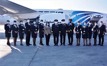 وزير الطيران يقود أول رحلة بخدمات صديقة للبيئة متوجهة إلى باريس