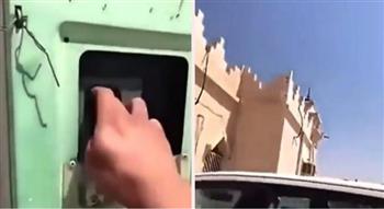 شخص يفصل الكهرباء على المصلين بالمسجد وغضب واسع بالسعودية .. فيديو