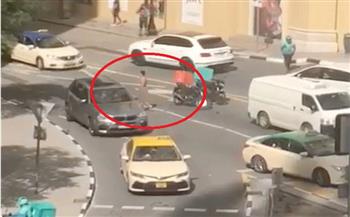 شاهد.. رجل يسير عاريا يفاجئ سكان دبي والشرطة تتدخل