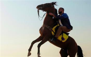 «من أجل زيكو».. أحمد السقا يرقص على «الغزالة رايقة» بالحصان (فيديو)