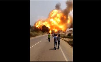 دمرت بلدة بأكملها.. تحطم شاحنة لنقل المتفجرات في غانا (فيديو)