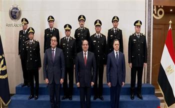 الرئيس السيسي يلتقط صورة تذكارية مع أعضاء المجلس الأعلى للشرطة