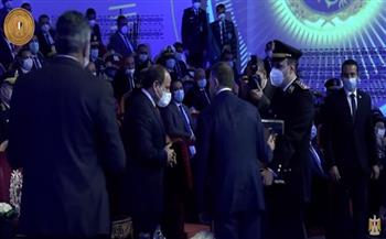 وزير الداخلية يقدم هدية تذكارية للرئيس السيسي