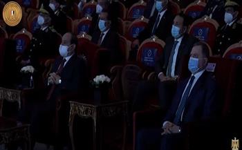 الرئيس السيسي يشاهد محاكاة حقيقية لإسقاط أكبر عصابات المخدرات.. فيديو